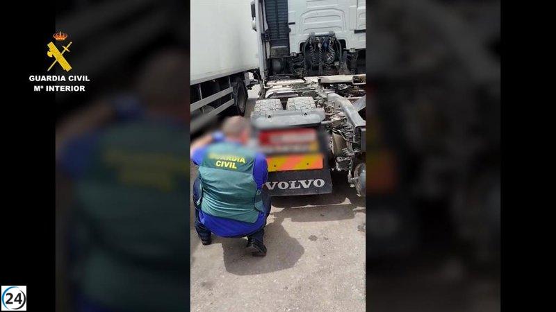Pareja sevillana arrestada por estafa tras sustraer un camión y utilizar placas falsas.