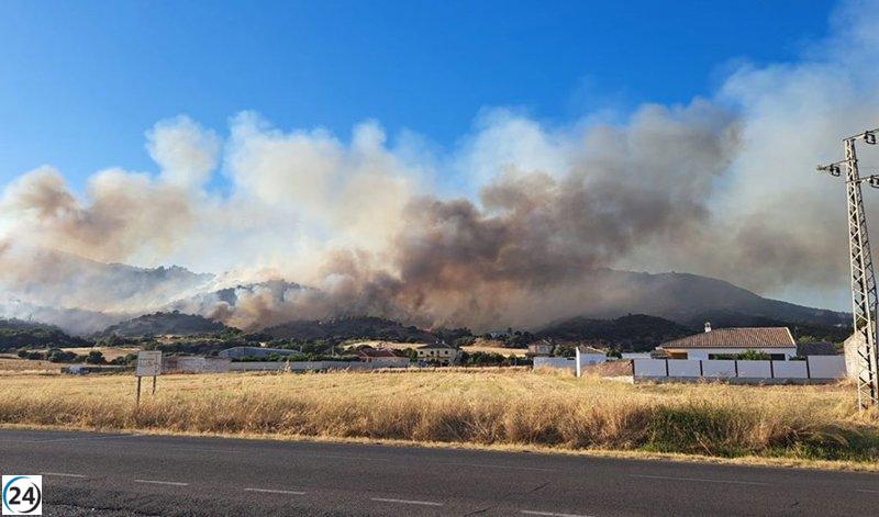 Incendio resurge en la Sierra de Córdoba, obligando al desalojo de cien hogares.