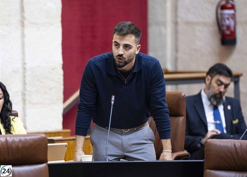 Por Andalucía exige la renuncia de Moreno por supuestas falsedades en su currículum académico.