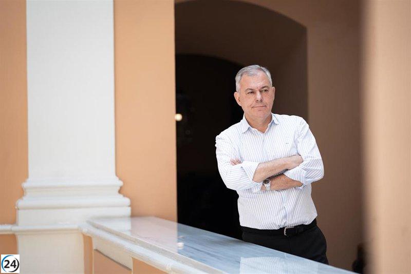 Sanz anuncia que la Feria de Sevilla se expandirá en 2027, confiando en el apoyo gubernamental ante la alta demanda.