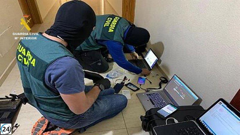 Operativo de la Guardia Civil desmantela red internacional de narcotráfico en Sevilla con cinco arrestos.