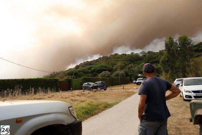 La N-340 reabre al tráfico tras el incendio en Tarifa, Cádiz, y se eliminan las rutas alternativas.