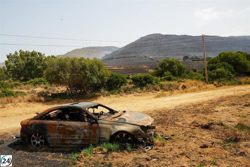 Los vientos variables dificultan la lucha contra el incendio en Tarifa, Cádiz, mientras los aviones combaten en el flanco norte.