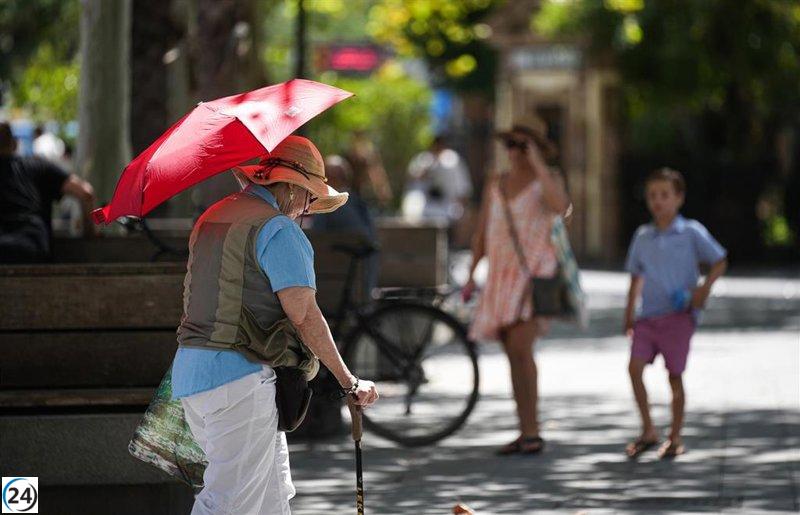 Alerta de tormenta en Granada y Jaén, mientras otras tres provincias enfrentan olas de calor.