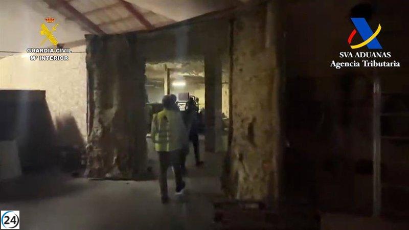 Rescatan a 18 trabajadores en condiciones de explotación en fábricas clandestinas de tabaco en Andalucía.
