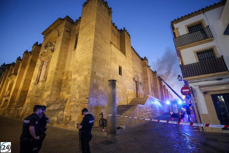 Apagan el incendio en la Mezquita-Catedral de Córdoba.