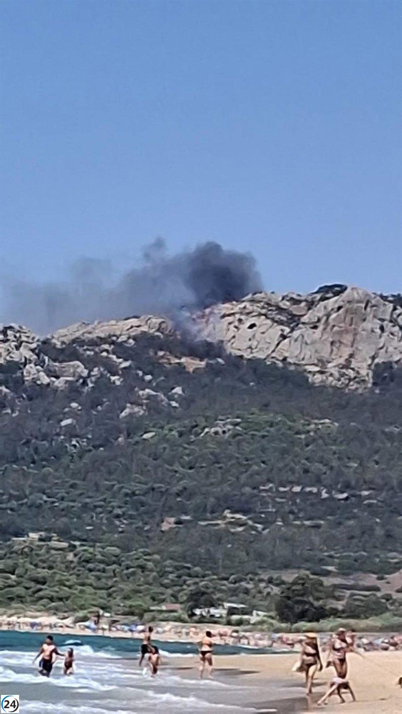 Nuevo incendio forestal en Tarifa (Cádiz) moviliza a equipos aéreos y terrestres del Infoca.