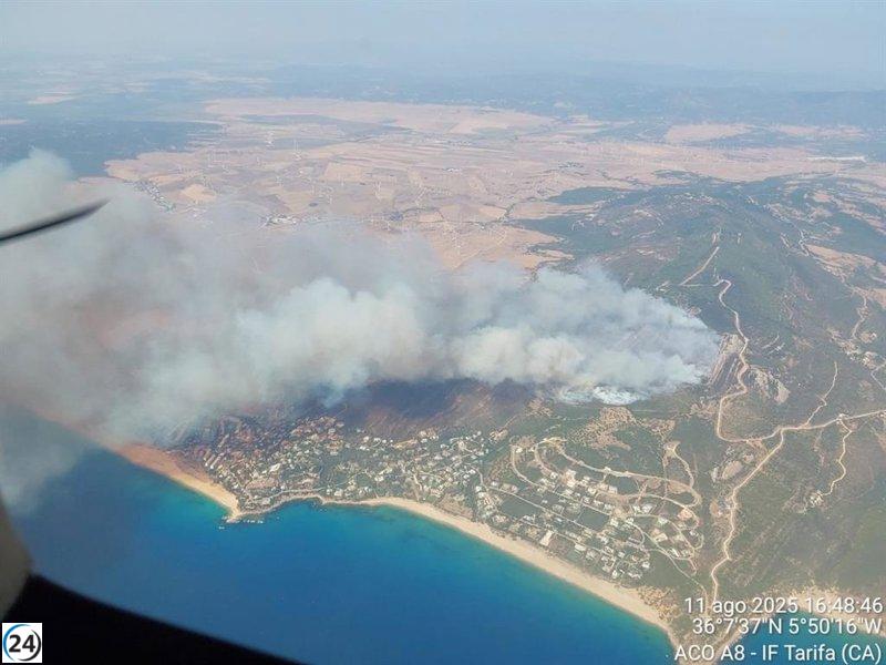 Desalojos preventivos en Atlanterra ante el avance del incendio en Tarifa, Cádiz.