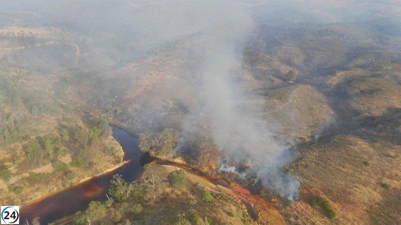 El Infoca combate un incendio en Los Guijos, Villanueva de los Castillejos, Huelva.