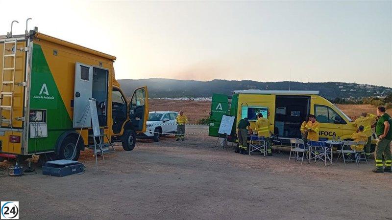 Cuatro aeronaves se suman a las labores de combate del incendio en Tarifa, Cádiz.