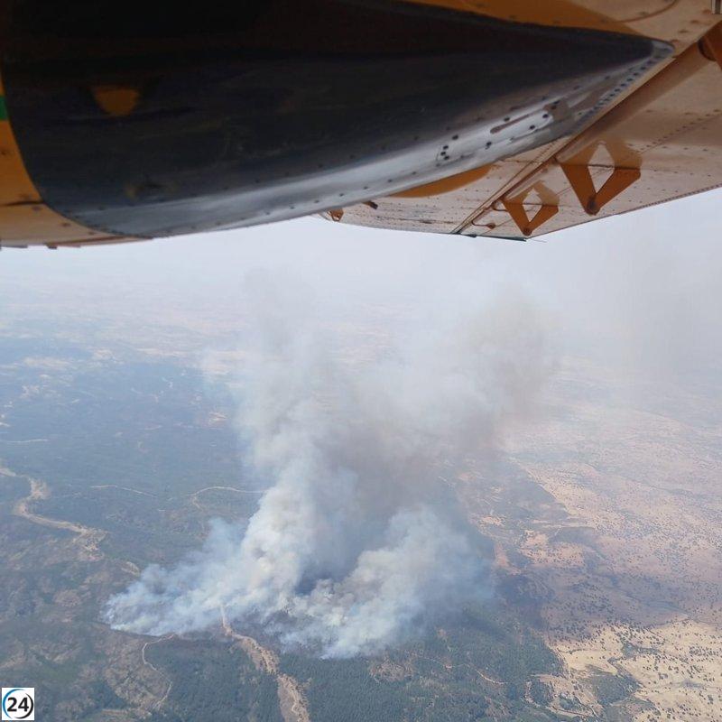 Se intensifican los esfuerzos para controlar el incendio en Aroche (Huelva) con 18 aeronaves y 150 trabajadores en tierra.