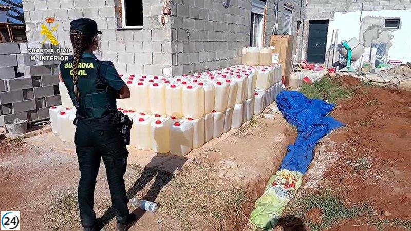 Desmantelan finca en Chiclana con 600 garrafas para narcolanchas; cuatro arrestados, incluido un menor.