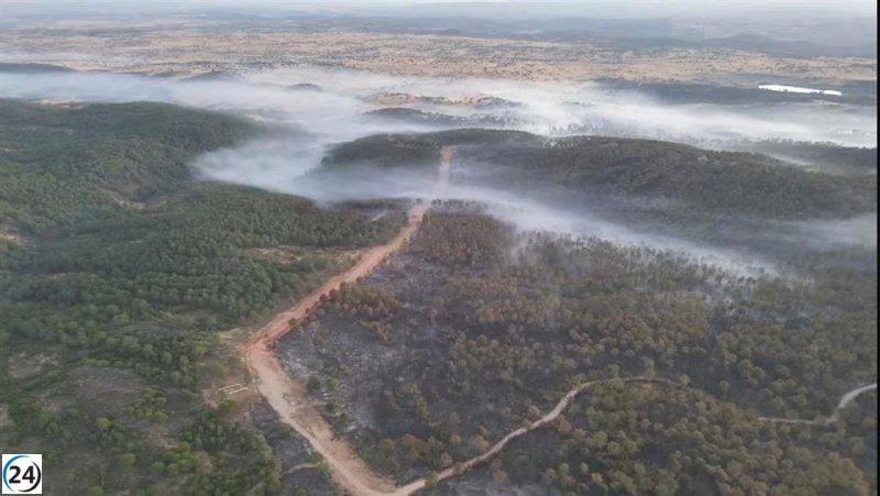 El Infoca inicia labores para extinguir el incendio de Aroche, ahora bajo control.
