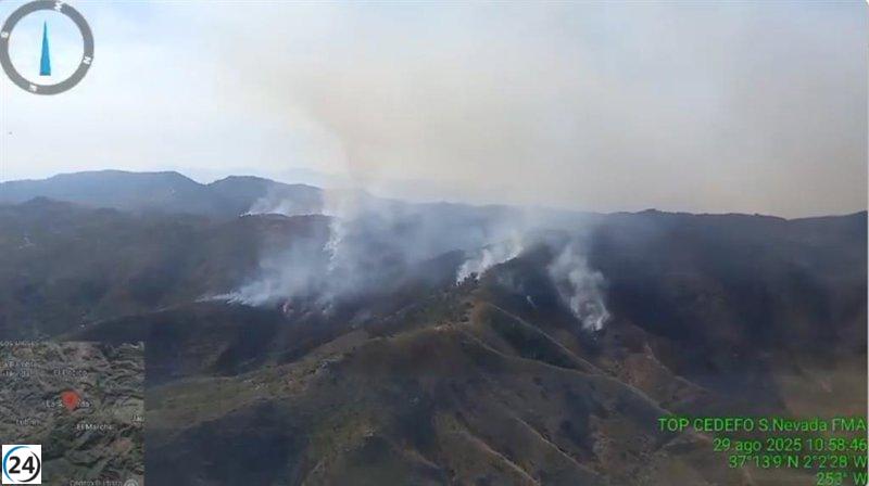 Operativo nocturno con 160 agentes y nueve autobombas en Lubrín (Almería) por incendio y vientos intensos.