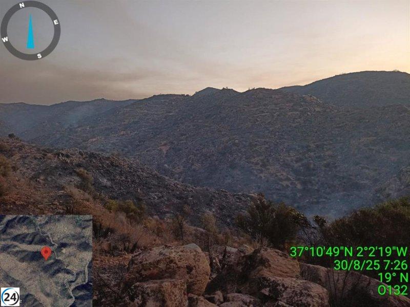 Incorporan aeronaves para combatir el incendio en Lubrín, Almería, ante la dificultad del terreno.