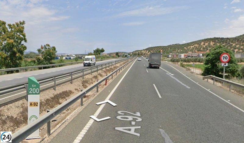 Fallece un conductor tras volcar su vehículo en Huétor Tájar, Granada.