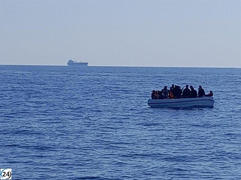 Hallan los cuerpos de siete migrantes en embarcaciones naufragadas en costas de Níjar y Carboneras.