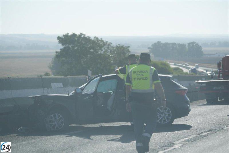 Accidente en la A-4 en Carmona (Sevilla) provoca el cierre de la vía y la llegada de un helicóptero de emergencia.