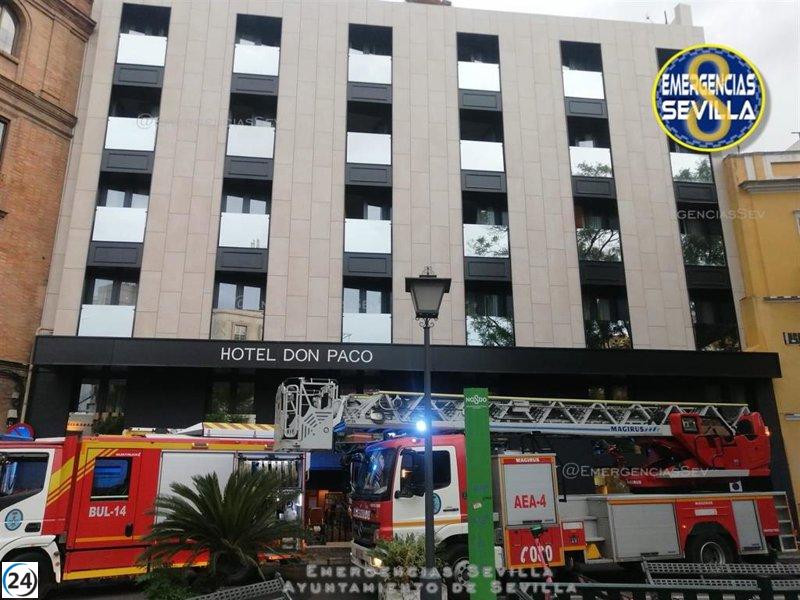 Cinco personas reciben atención tras incendio en hotel de Sevilla.