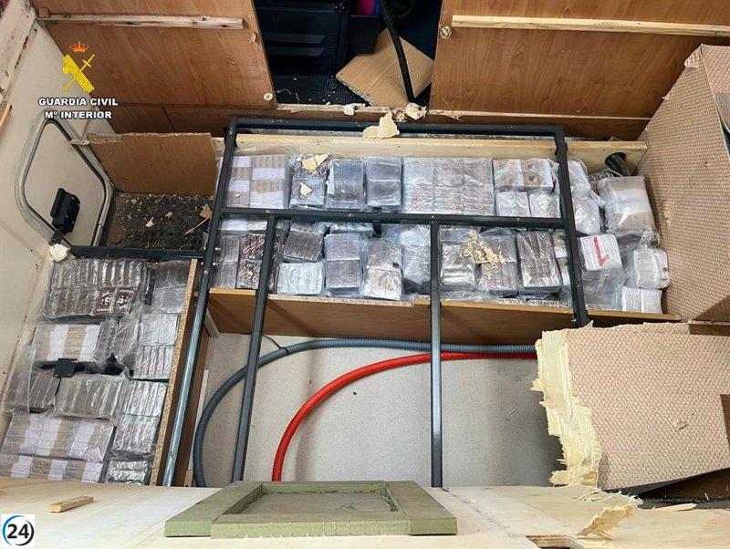 Interceptan 160 kilos de hachís en autocaravana llegada desde Tánger al puerto de Algeciras.