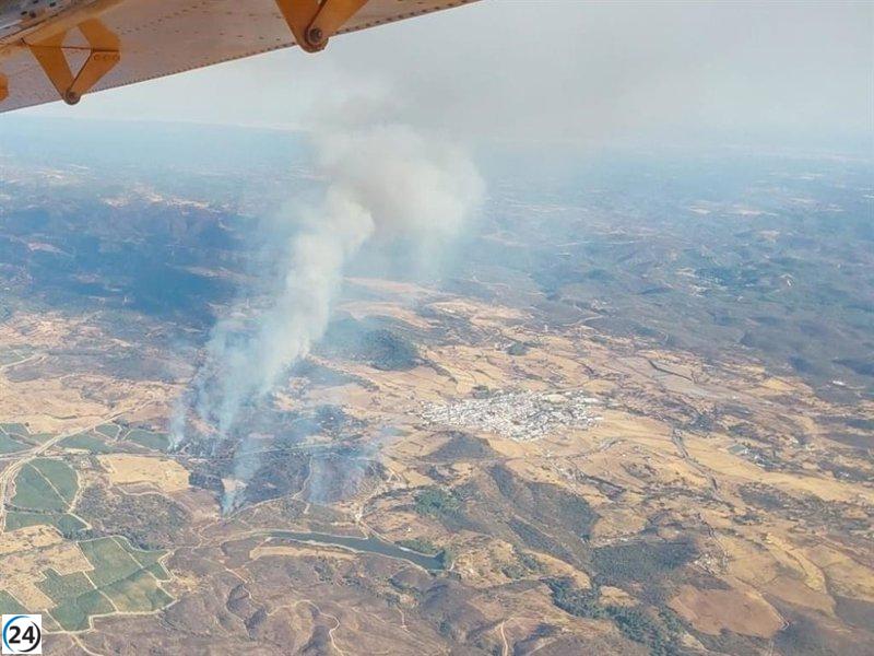 Un contingente de más de 50 bomberos combate el incendio en el embalse de Teliarán, Calañas, durante la noche.