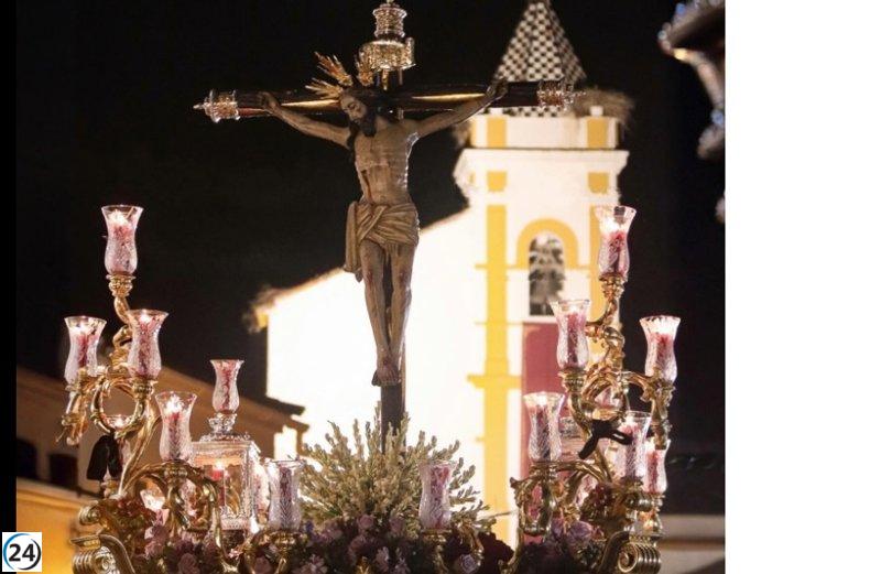 Explosión de cohete en procesión de Almadén de la Plata deja tres heridos, uno en estado crítico.