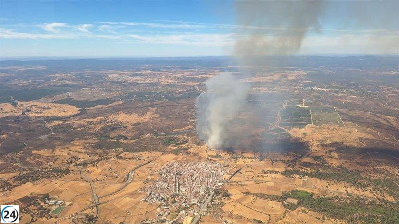 Apagan el incendio en el embalse de Teliarán, Calañas, tras su inicio el viernes.