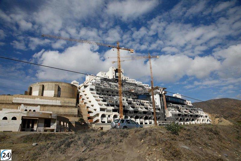 La Junta denuncia al Ayuntamiento de Carboneras por obstruir la protección de El Algarrobico.