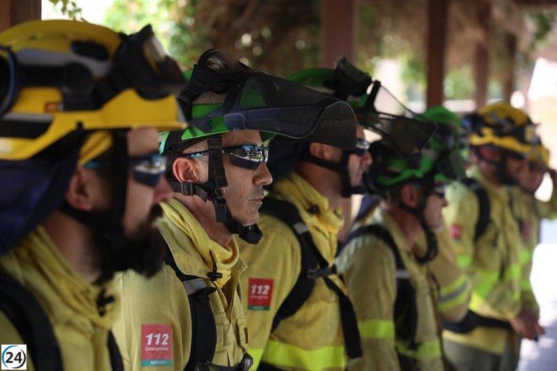 Equipos de Infoca luchan contra un incendio forestal en Parauta, Málaga, iniciado al amanecer.