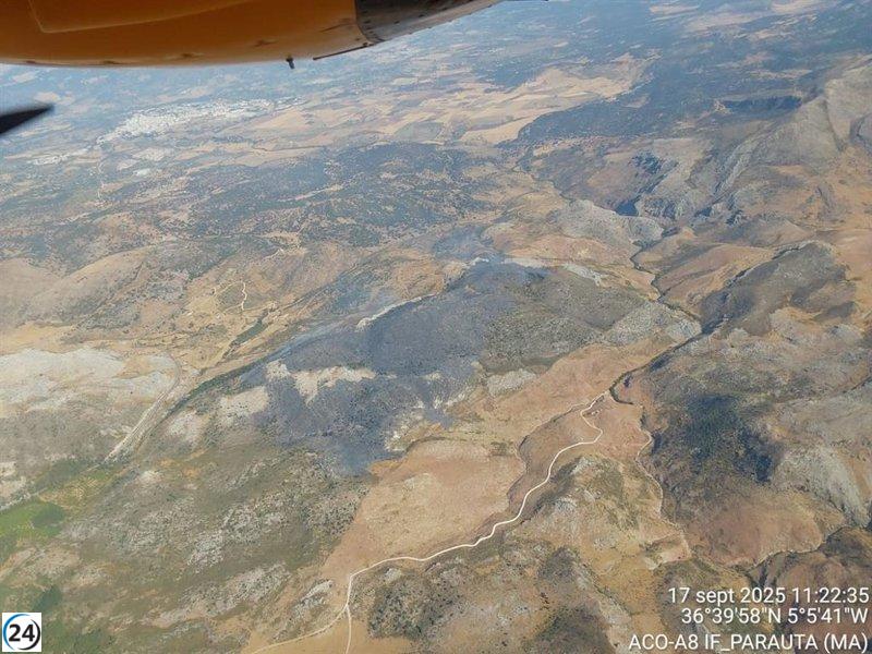 Controlado el incendio forestal que azotó un paraje en Parauta, Málaga, desde la madrugada.
