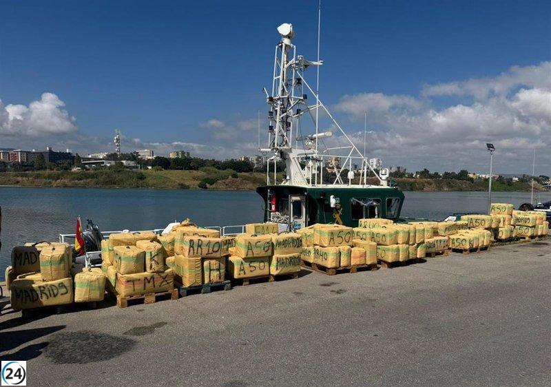 La Guardia Civil desmantela dos envíos de hachís en el Estrecho, confiscando más de seis toneladas de droga.