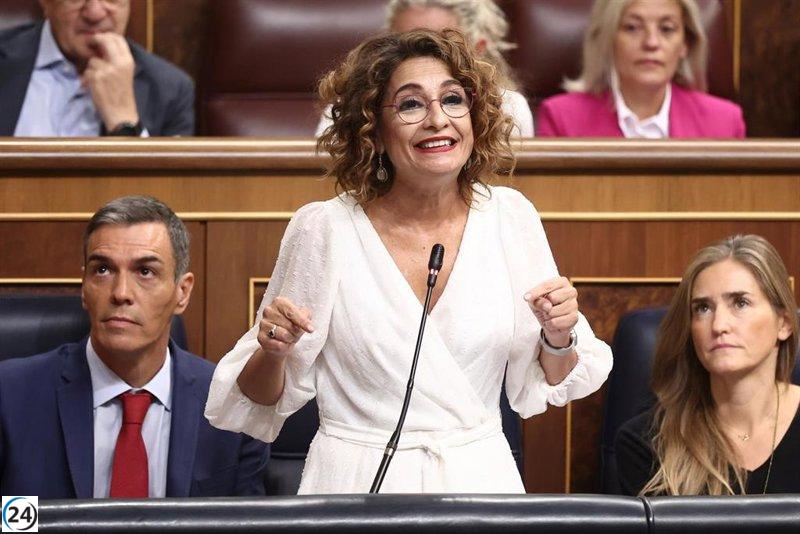 Montero defiende la sanidad andaluza mientras Bendodo denuncia la falta de 7.773 profesionales en el sector.