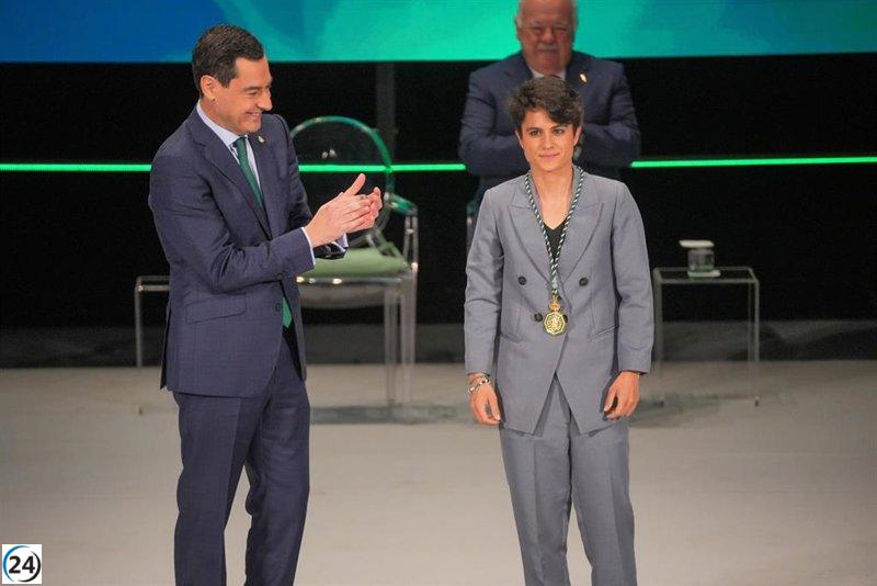 Moreno celebra la victoria de la granadina María Pérez, quien logra su cuarto oro en marcha en el Mundial.