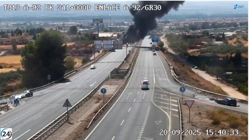Incendio de autobús de equipo de fútbol en la A-92 a su paso por Albolote, sin heridos.