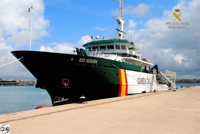Capturan a dos sospechosos tras el choque de una narcolancha con la Guardia Civil en Algeciras.