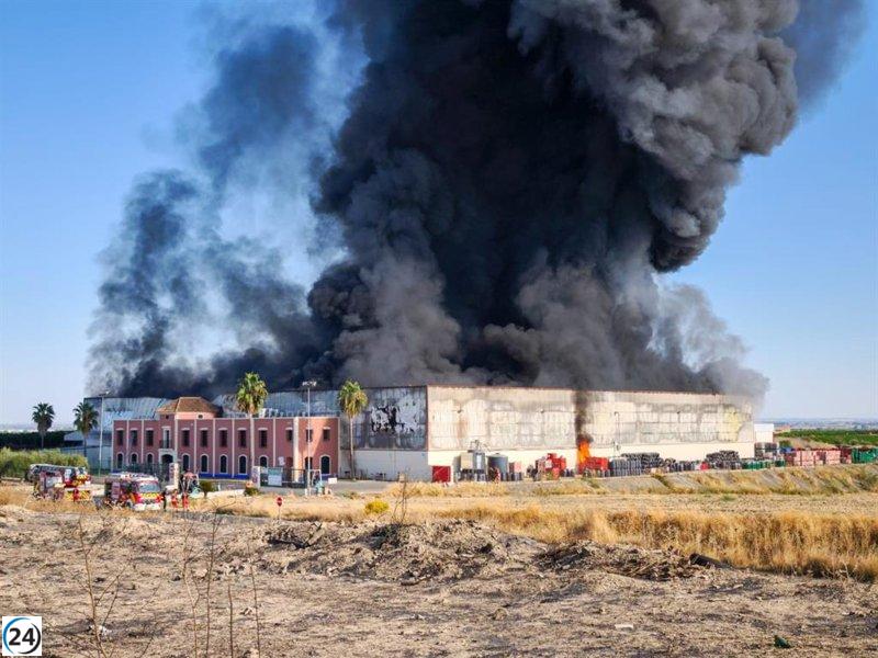 Se declara incendio en fábrica de alimentos en Burguillos, movilizando equipos de bomberos.