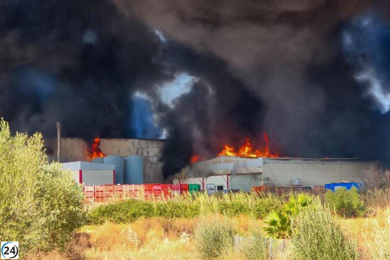 Controlado el incendio en una fábrica de Burguillos (Sevilla), informan los bomberos.