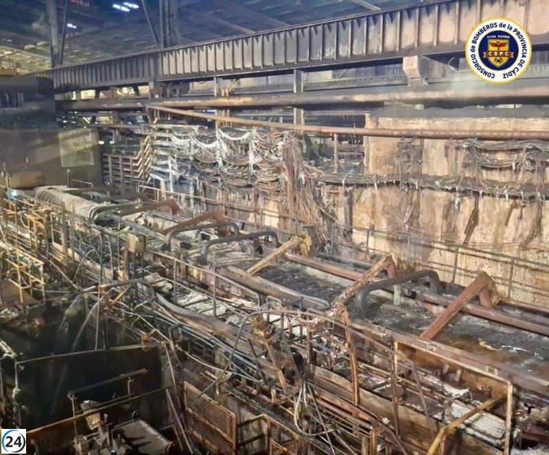 Fuego devasta sección productiva de la planta de Acerinox en Los Barrios, Cádiz.