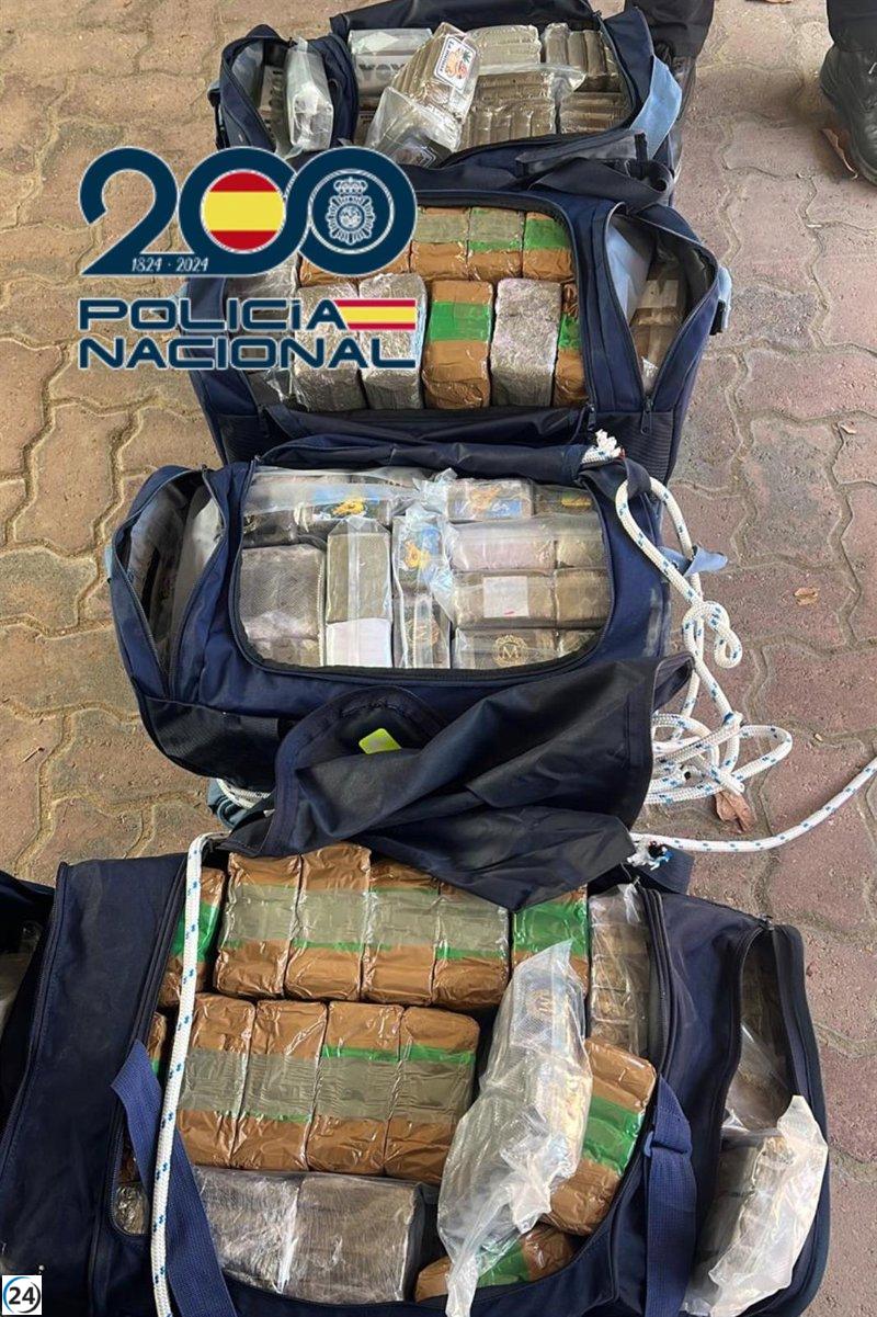 Desmantelan en La Línea (Cádiz) un cargamento de 115 kilos de hachís ocultos en mochilas de deporte.