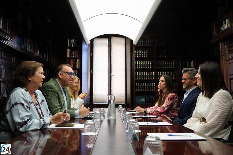 Andalucía dialoga con Airbnb y Booking para regular el alquiler temporal.