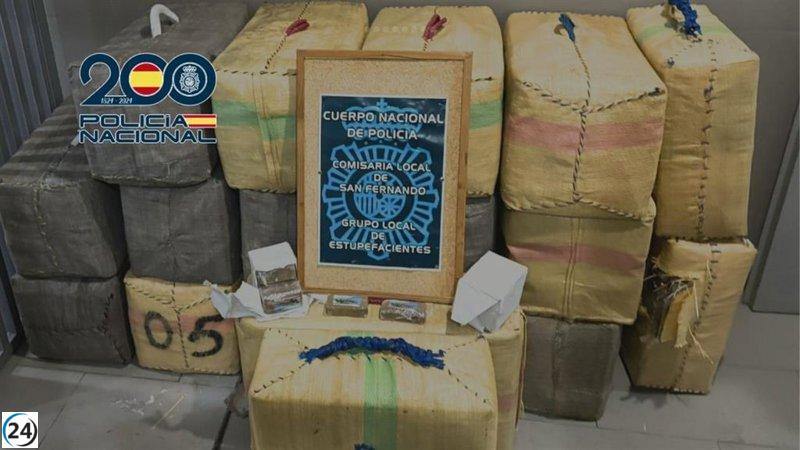 Desmantelan red de narcotráfico en San Fernando: 727 kilos de hachís y cuatro arrestos en el muelle pesquero.