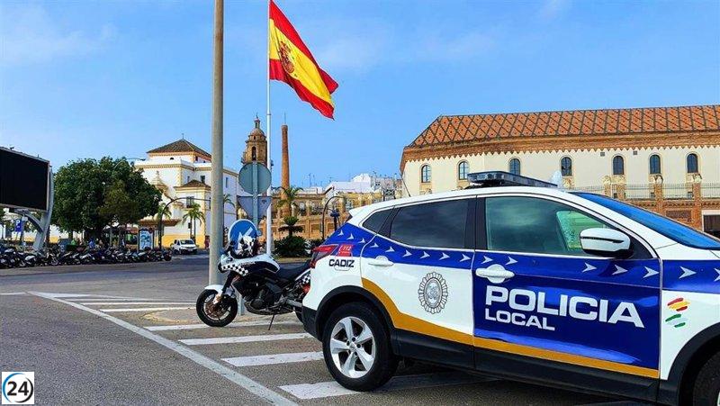 Un motorista de 57 años pierde la vida en Cádiz tras ser atropellado por un coche cuyo conductor se ha escapado.