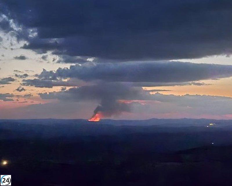 Apagan el incendio forestal en El Castillo de las Guardas (Sevilla), iniciado el viernes.