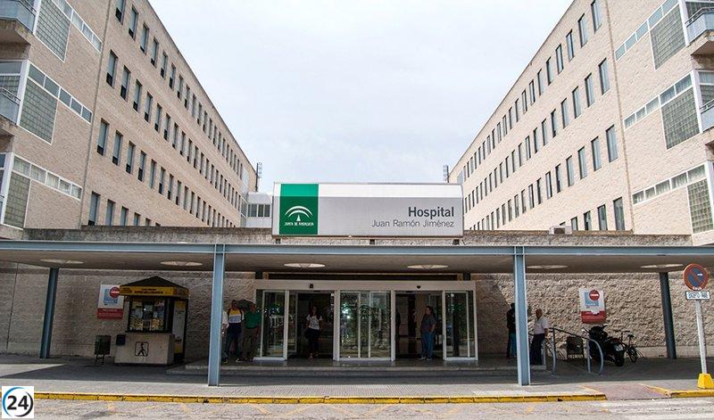 Tres personas heridas en incendio de vivienda en Huelva son trasladadas al hospital.