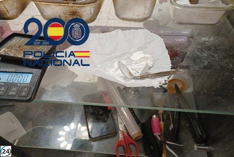Desmantelan punto de venta de drogas en Sevilla: tres arrestados en un 'fumadero' en las Tres Mil Viviendas.