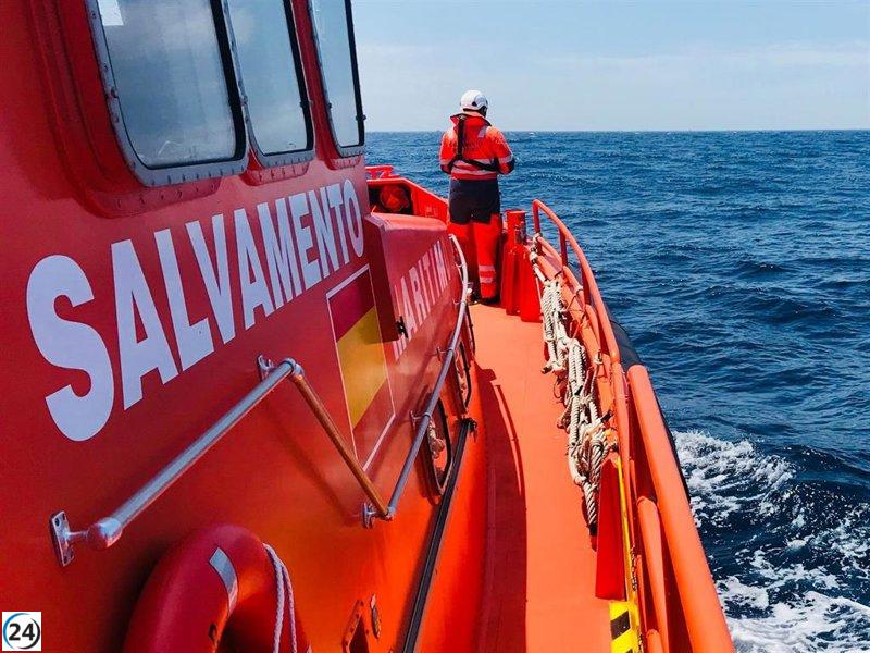Catorce migrantes, entre ellos tres menores, salvados en el mar cerca de Conil (Cádiz)
