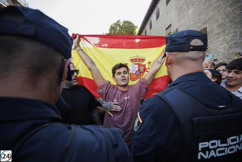 Quiles llega a Granada rodeado de fervientes seguidores y críticos, bajo un fuerte despliegue policial.