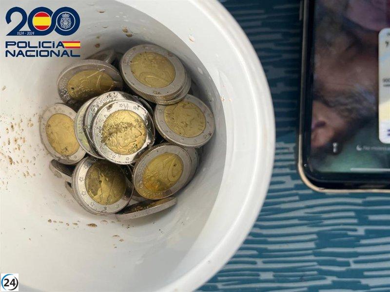 Arrestan en Huelva a quienes vendían monedas de dos euros falsificadas desde China a través de una aplicación de mensajería.