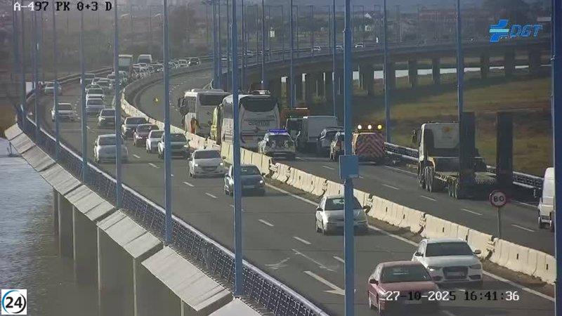 El puente del Odiel en Huelva vuelve a estar operativo tras un choque entre un coche y un autobús que dejó siete personas heridas.