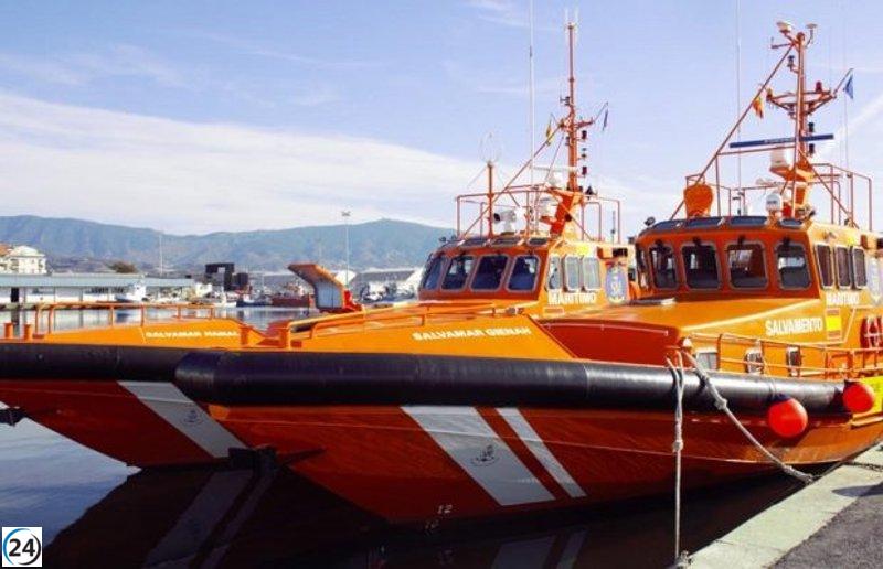 Intervención marítima salva a 22 migrantes, incluidos dos niños, frente a la costa de Motril.
